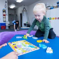 clinical-space-theraputic-space-bright-playroom-toddler-boy-pointing-to-crocodile-occupational-therapy-physical-therapy-roseburg-oregon-explore-engage-enjoy-pediatric-therapy
